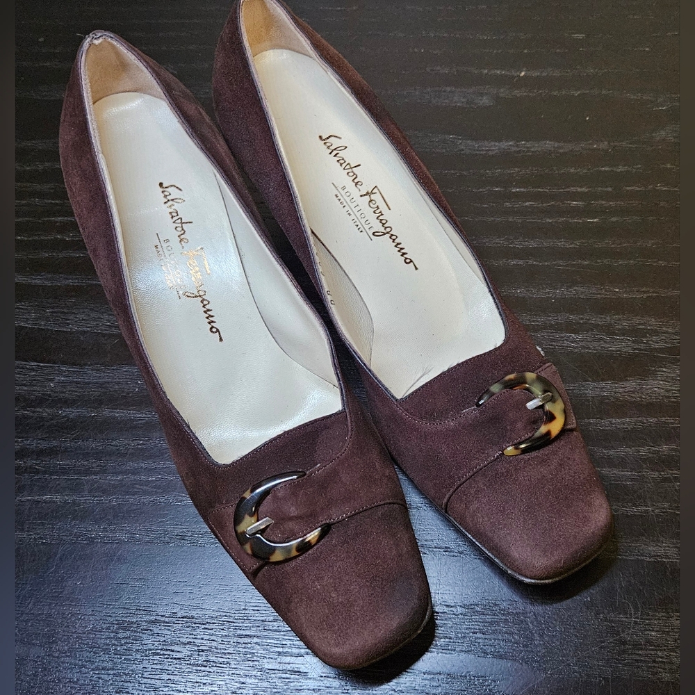 Salvatore Ferragamo Size 8 1/2 B , Brown Suede Pumps Vintage 80s tortoise Buckle